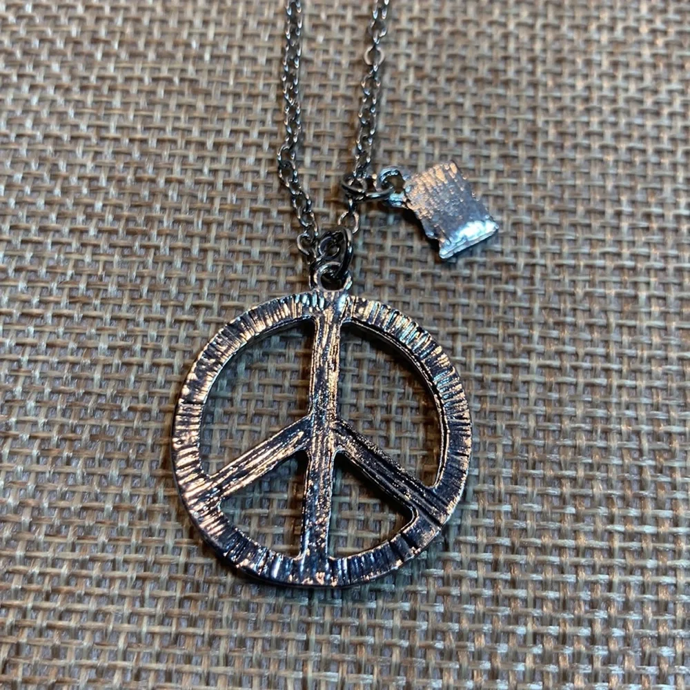 Urbanology Peace Sign Necklace - Picture 5 of 5